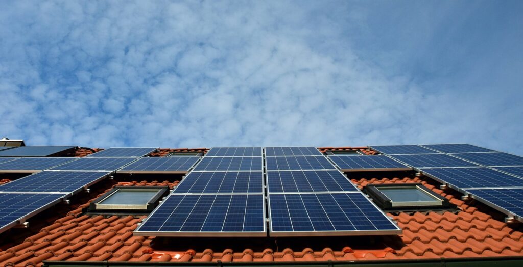 how-to-clean-solar-panels-on-roof-automatically-find-out-the-best-way